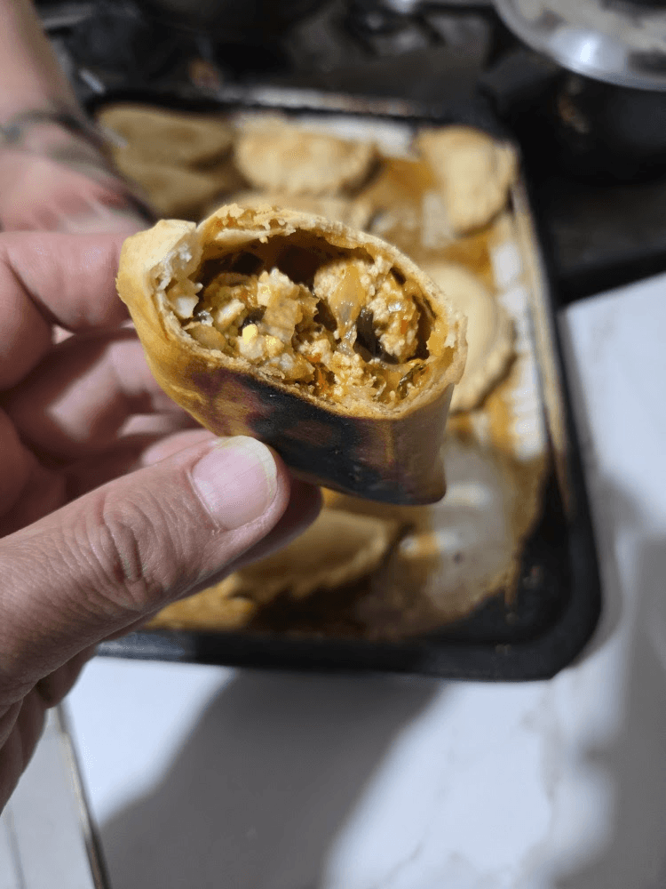 Empanada de tofu Tofumana horneada, relleno con tofu, cebolla de verdeo y huevo